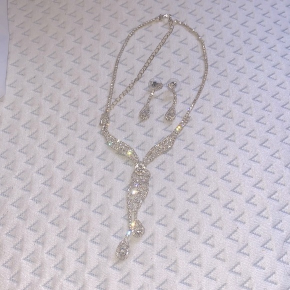 New With Tags Vintage Silver Tone Coldwater Creek Sparkly Necklace & Earring Set - Picture 4 of 6